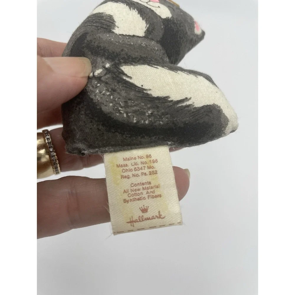 New‎ Vintage Hallmark Keychain Key Chain Fabric Skunk Hug Me Up